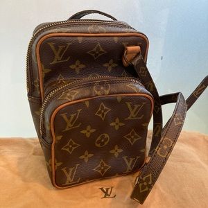 Auth LOUIS VUITTON Monogram Amazone Crossbody Bag